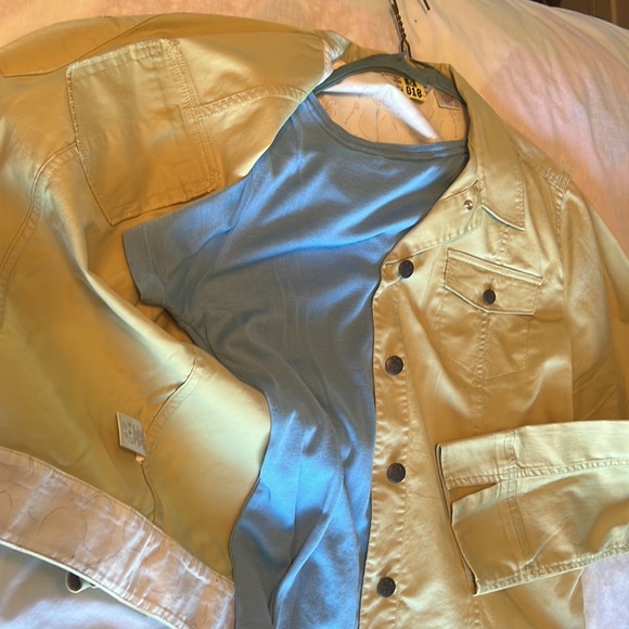 Tommy Bahama outfit, skirt, T-shirt, and jacket - Picture 6 of 9